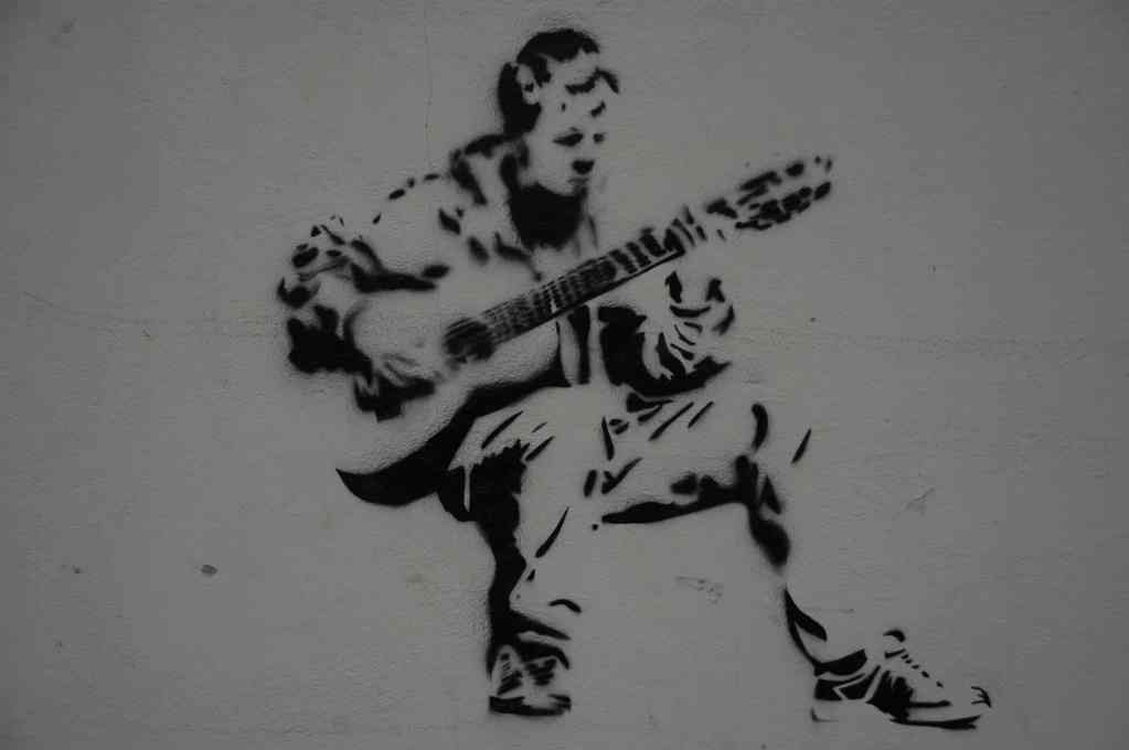 graffiti porto portugal guitar